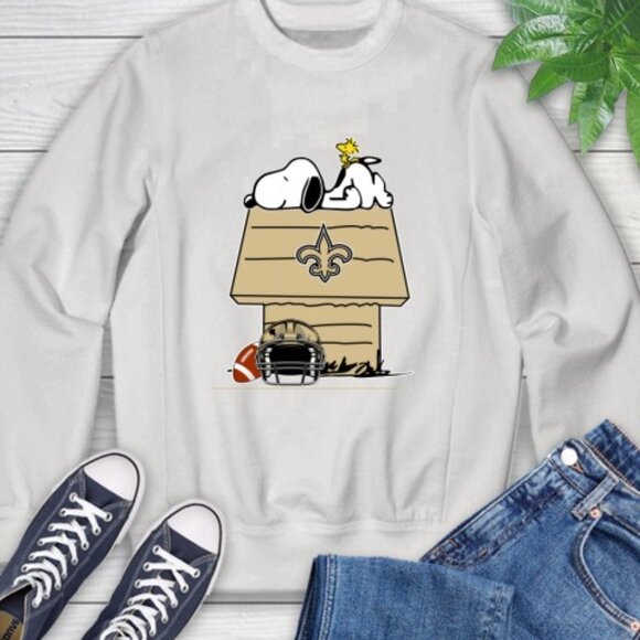 New Orleans Saints Snoopy Woodstock Peanuts NFL Football Christmas Sweatshirt 91 - Picture 1 of 5